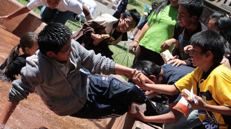 enfants boliviens qui jouent